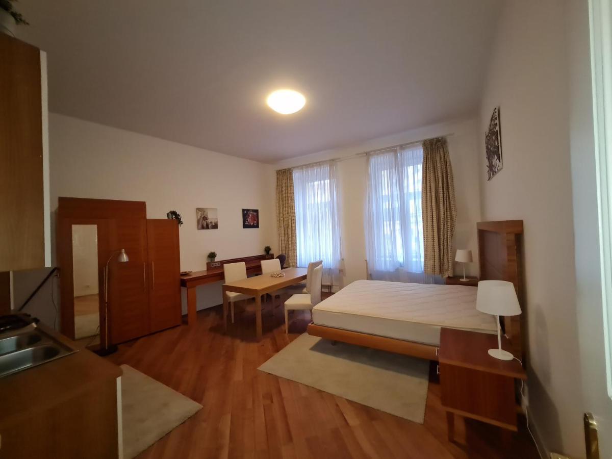 Astronomical Clock Apartments Прага Екстериор снимка