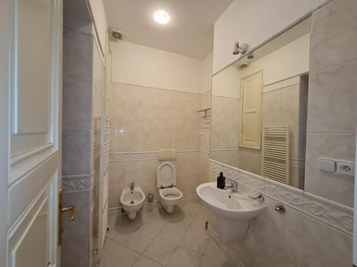 Astronomical Clock Apartments Прага Екстериор снимка