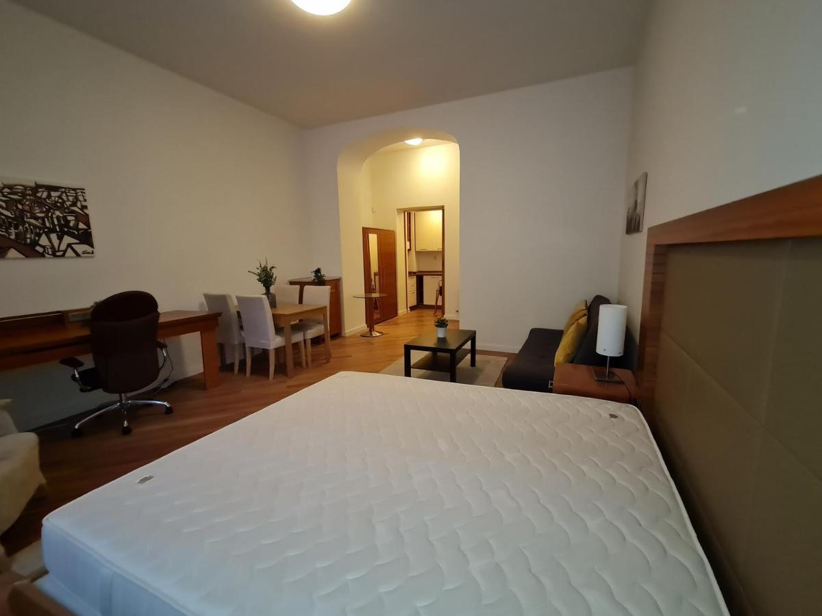 Astronomical Clock Apartments Прага Екстериор снимка