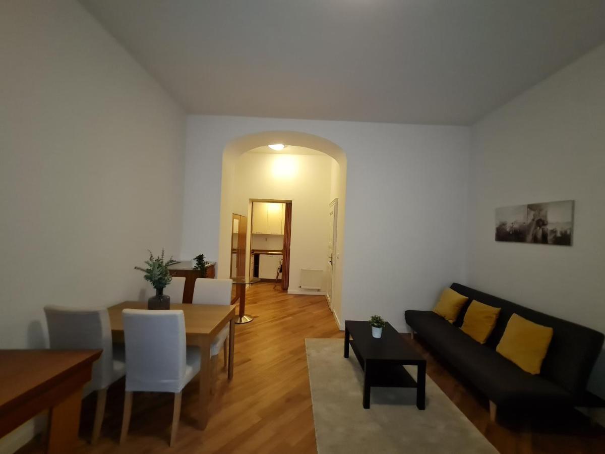 Astronomical Clock Apartments Прага Екстериор снимка