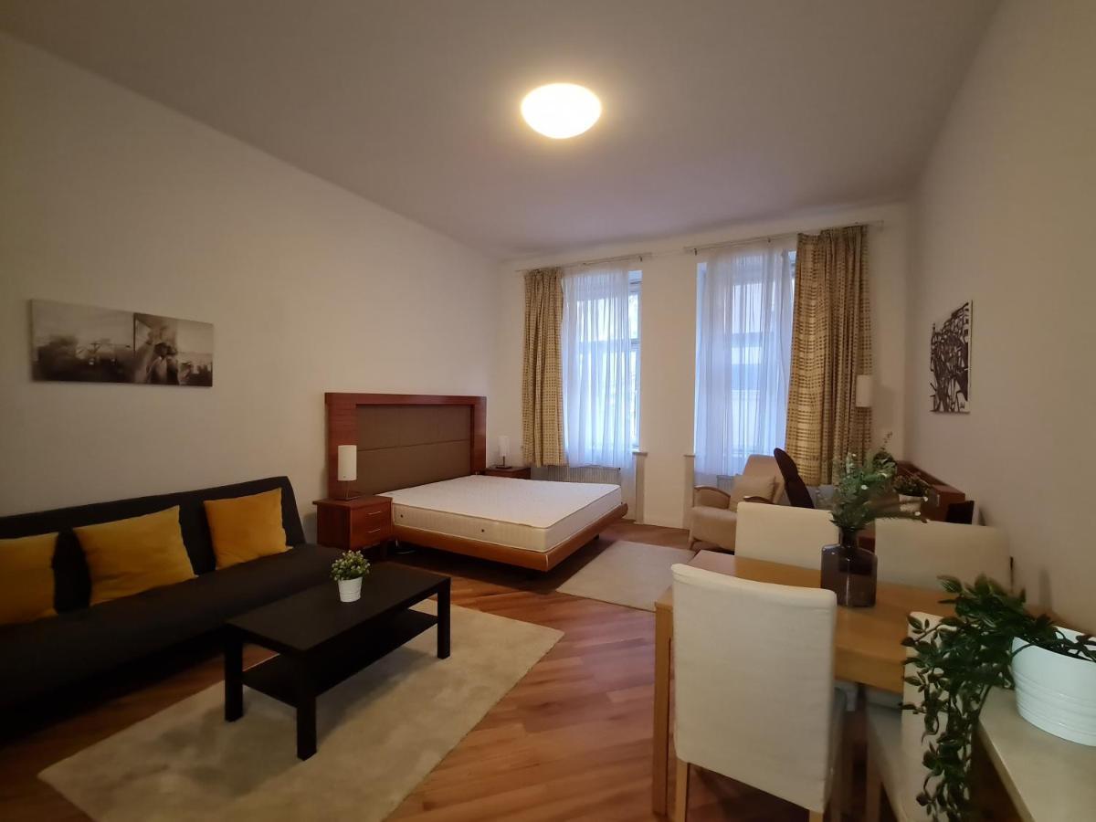 Astronomical Clock Apartments Прага Екстериор снимка