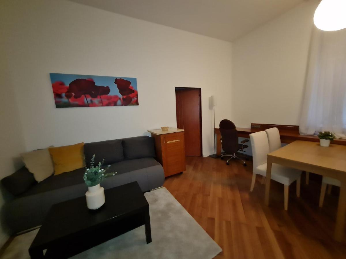 Astronomical Clock Apartments Прага Екстериор снимка