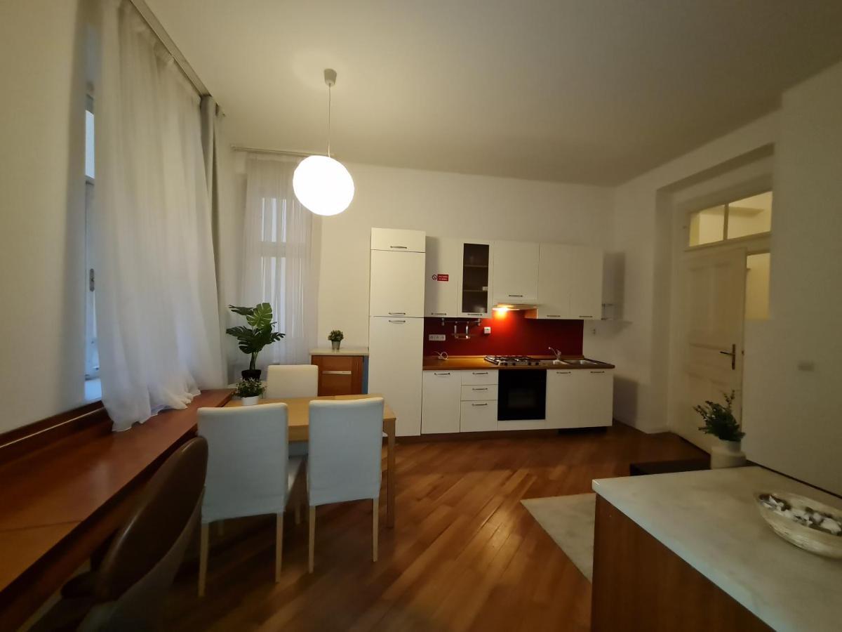 Astronomical Clock Apartments Прага Екстериор снимка