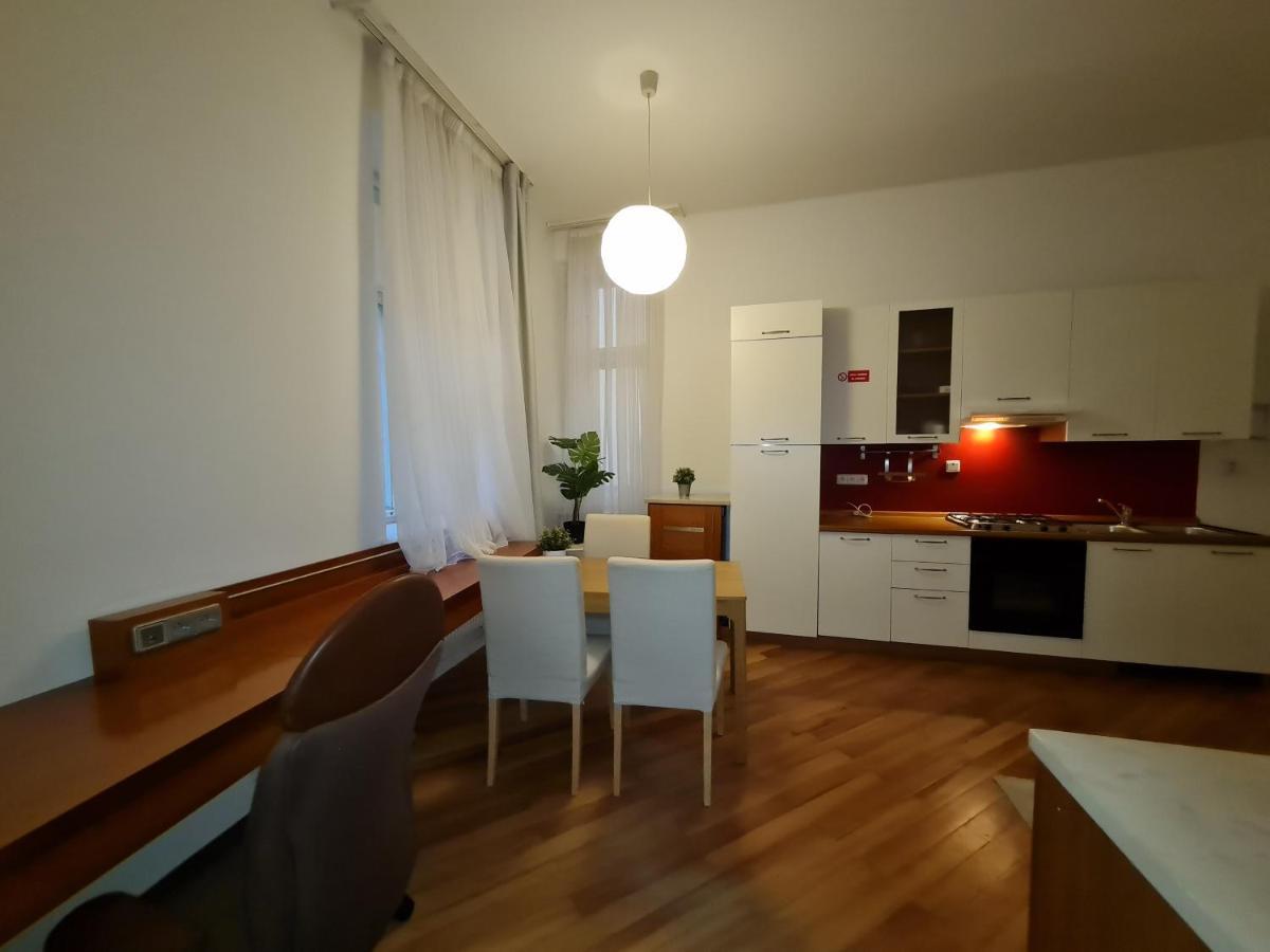 Astronomical Clock Apartments Прага Екстериор снимка
