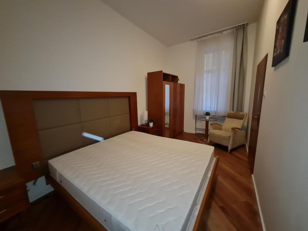Astronomical Clock Apartments Прага Екстериор снимка