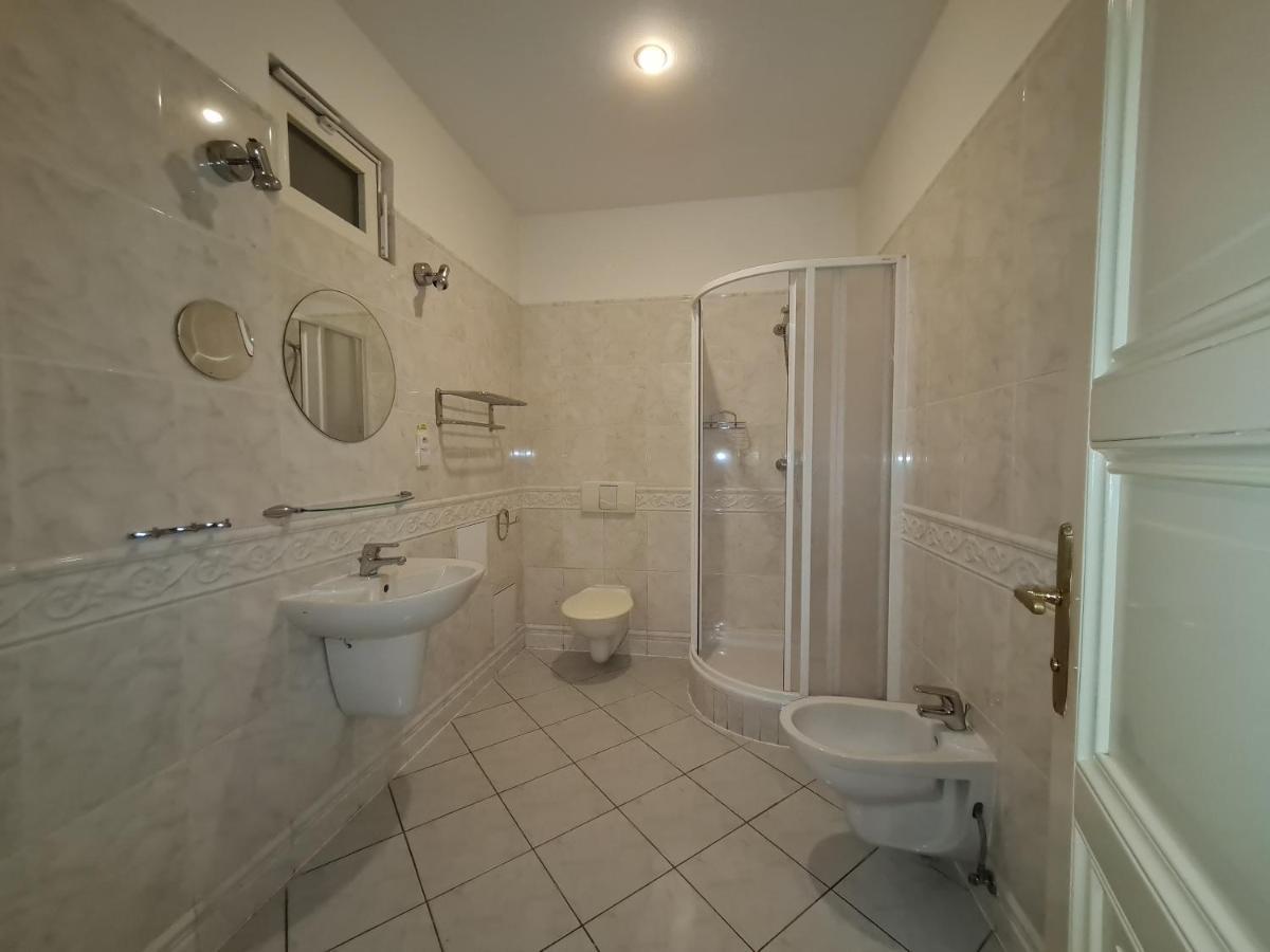Astronomical Clock Apartments Прага Екстериор снимка