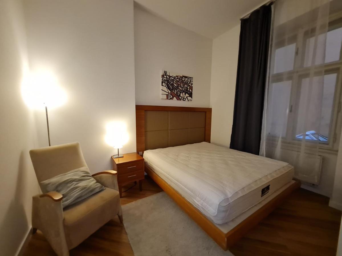 Astronomical Clock Apartments Прага Екстериор снимка