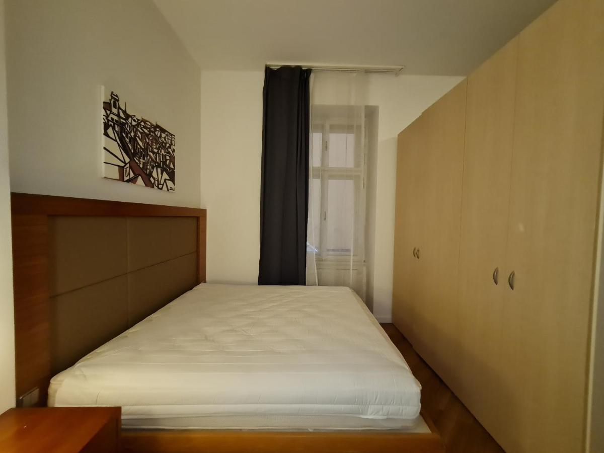Astronomical Clock Apartments Прага Екстериор снимка