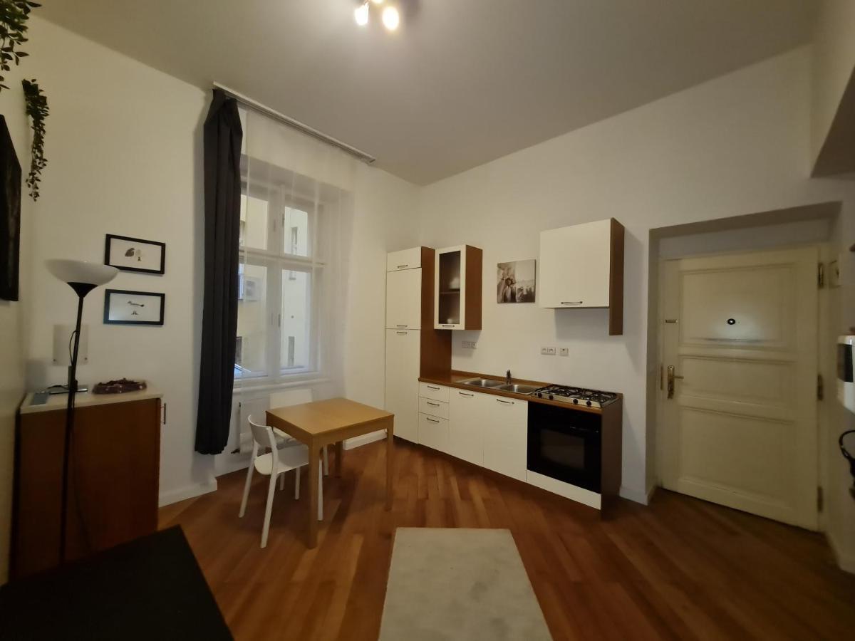 Astronomical Clock Apartments Прага Екстериор снимка